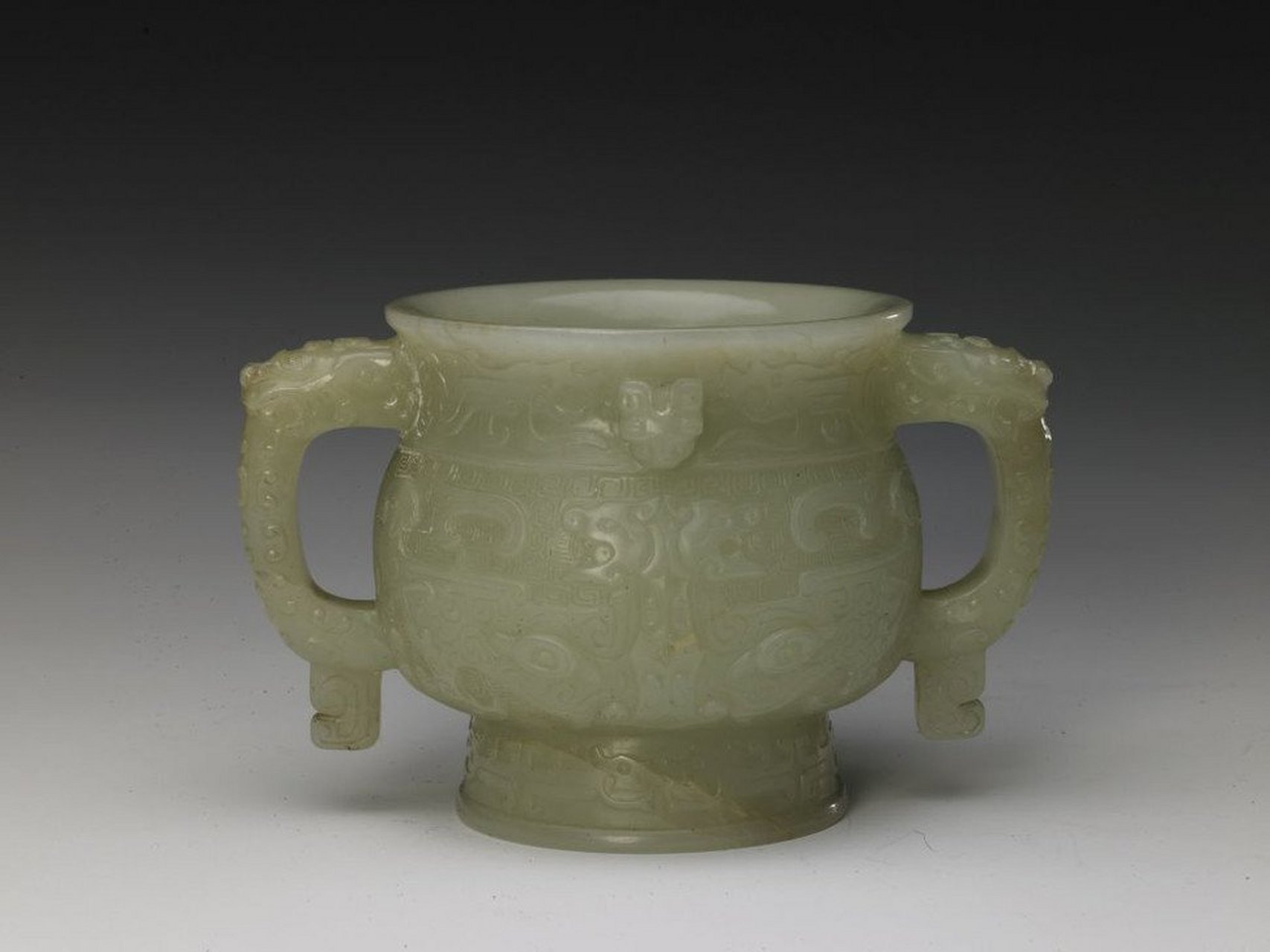明代青玉兽面夔纹炉,炉青白玉质,色均匀.