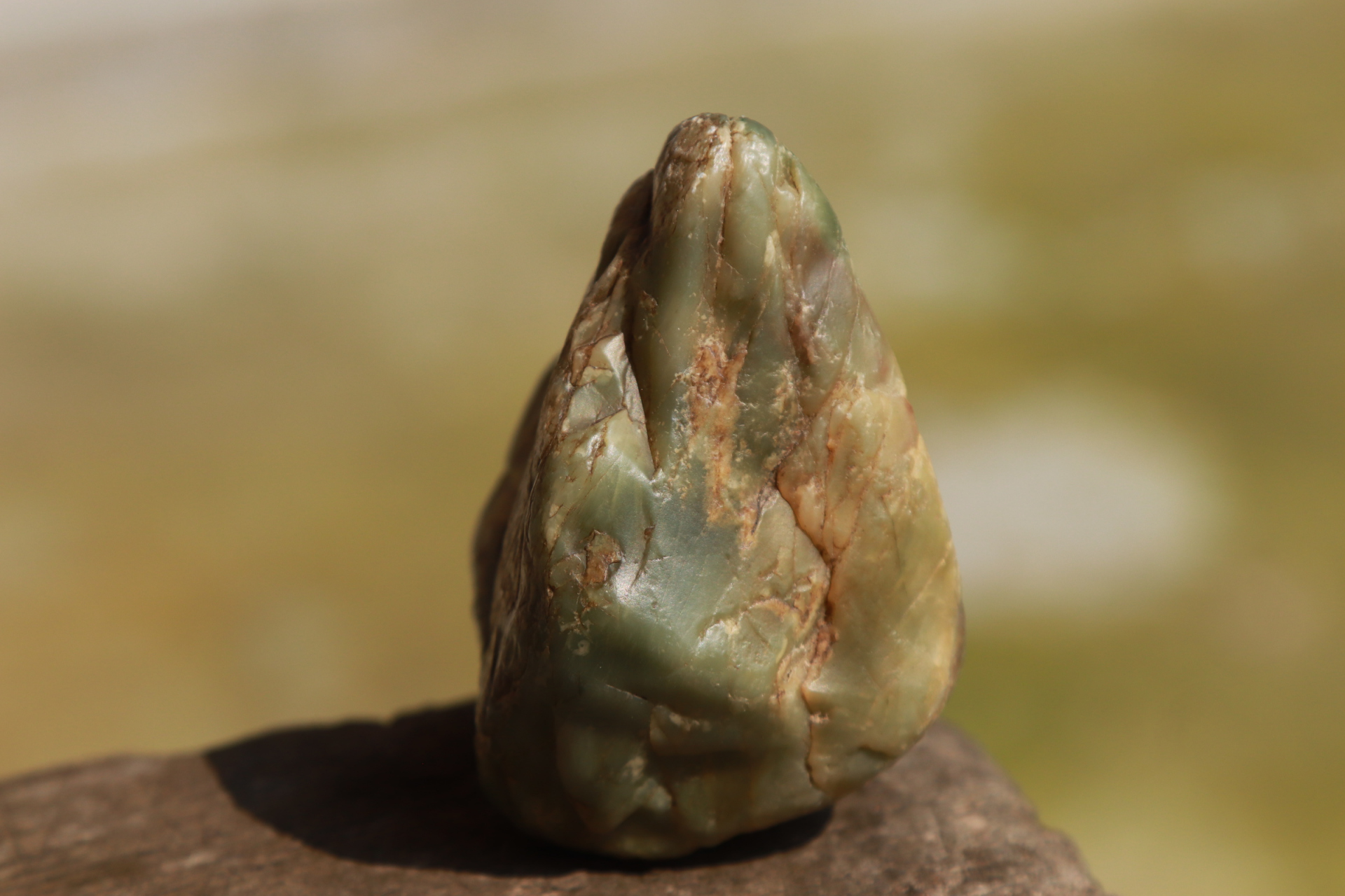 新疆若羌戈壁滩捡到的玉石.