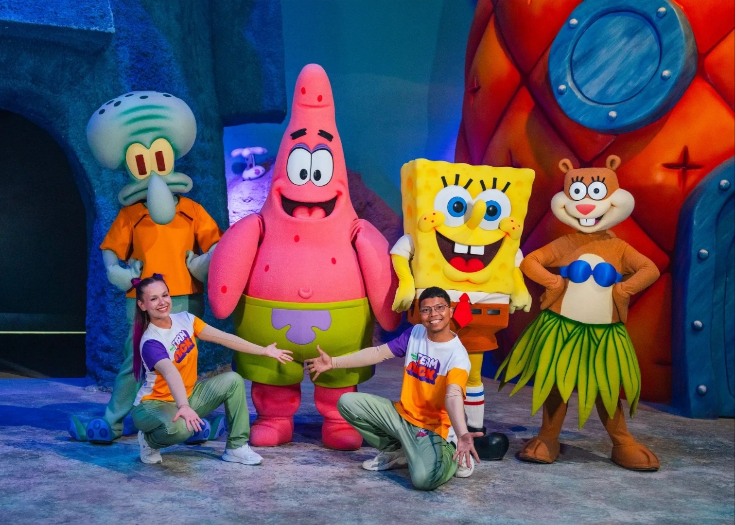 海绵宝宝跟朋友们一起合照度过开心愉快的一天#海绵宝