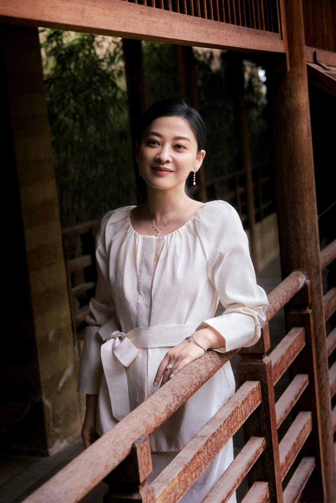 梅婷一身素雅白裙出镜温婉气质宛如江南水墨画里的佳人