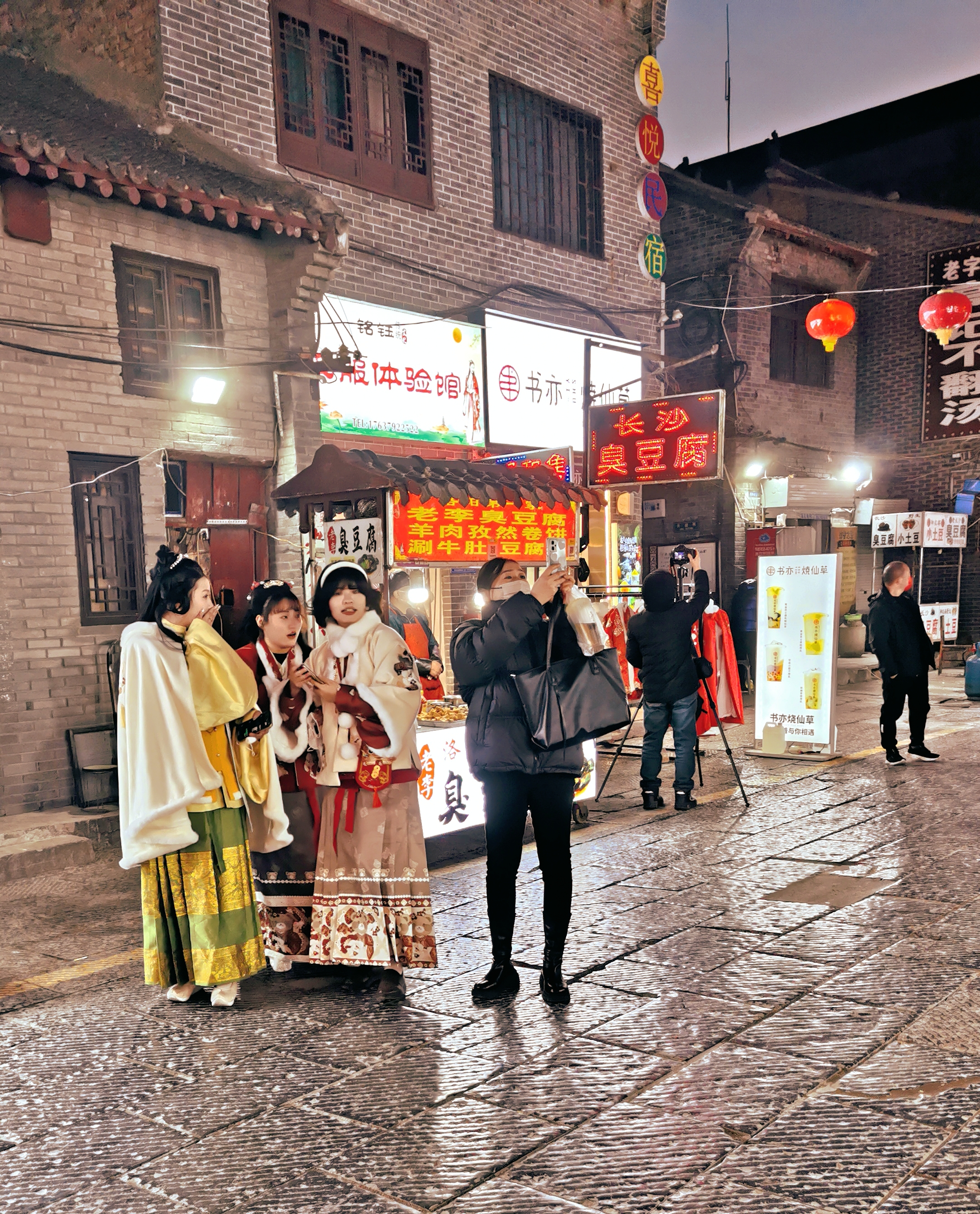 年味儿浓了,穿汉服出门逛街的年轻人多了起来,成为街头一道亮丽的风景