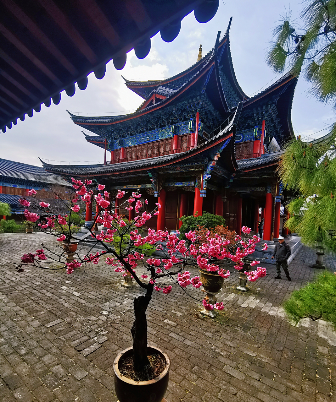 当年徐霞客来到丽江时,也曾发出"宫室之丽,拟于王者"的感叹.