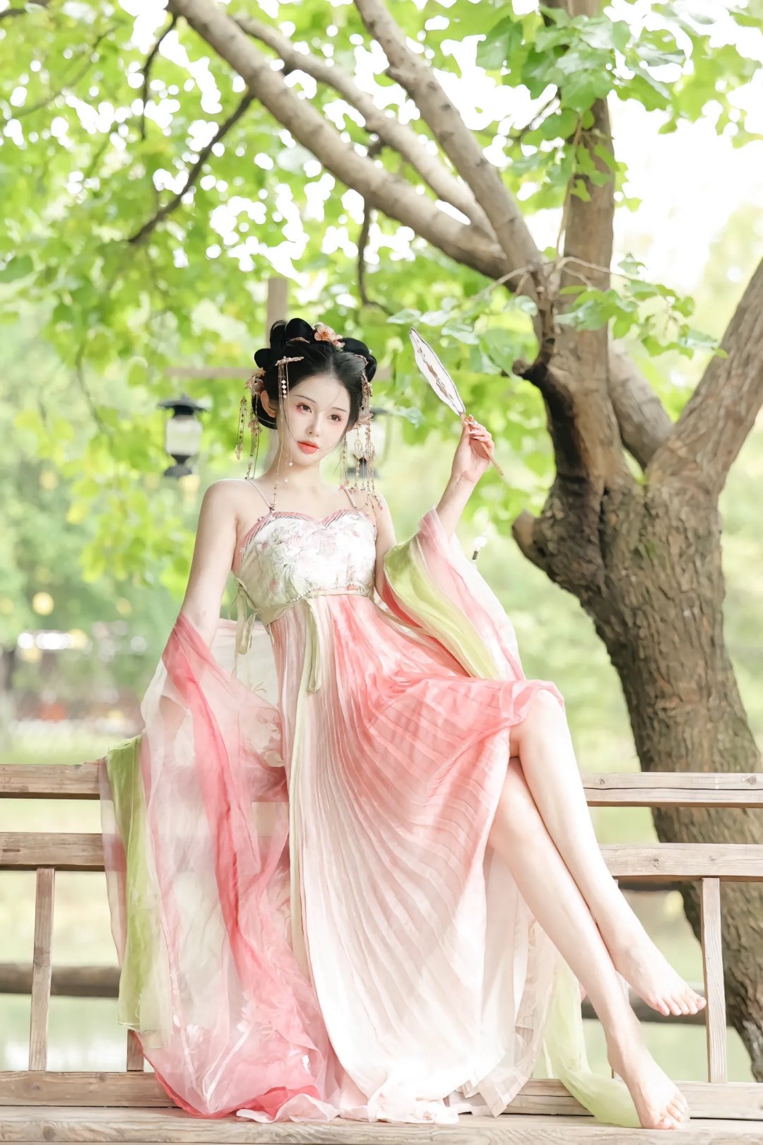 汉服小姐姐在古风园林里,赤着脚丫子,手持团扇,裙摆轻摆,衣袂翩跹,这