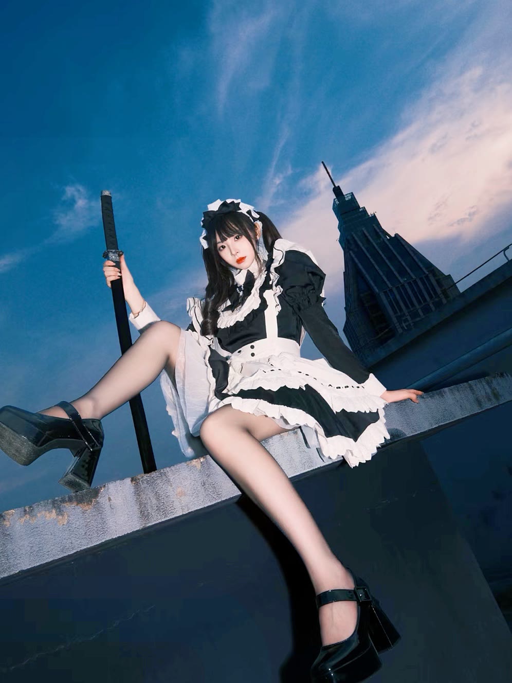 cosplay的小姐姐,穿着一身黑白色女仆服,搭配一双黑丝袜和同样颜色的