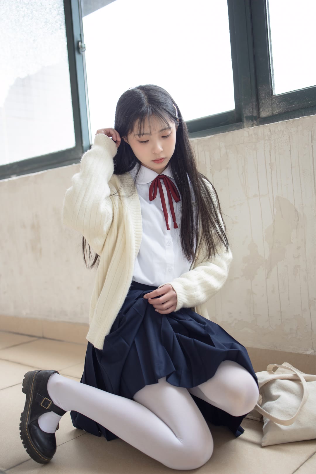 如果你想要穿出这种超甜的校园风,那一定要尝试一下白丝袜,搭配黑色