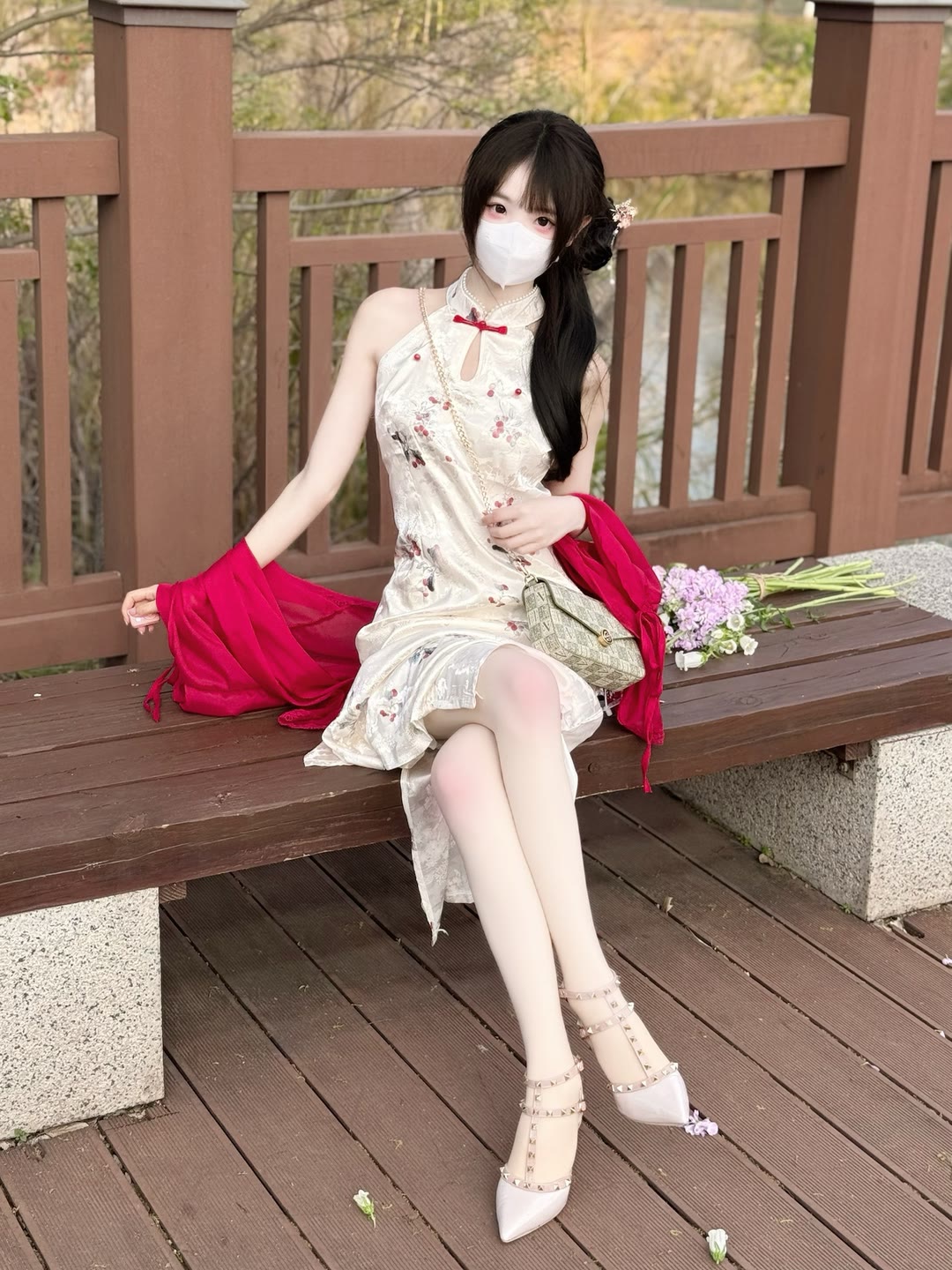 白丝袜配高跟鞋的小姐姐,穿着碎花旗袍和红外衣,在古风长廊里,这画面