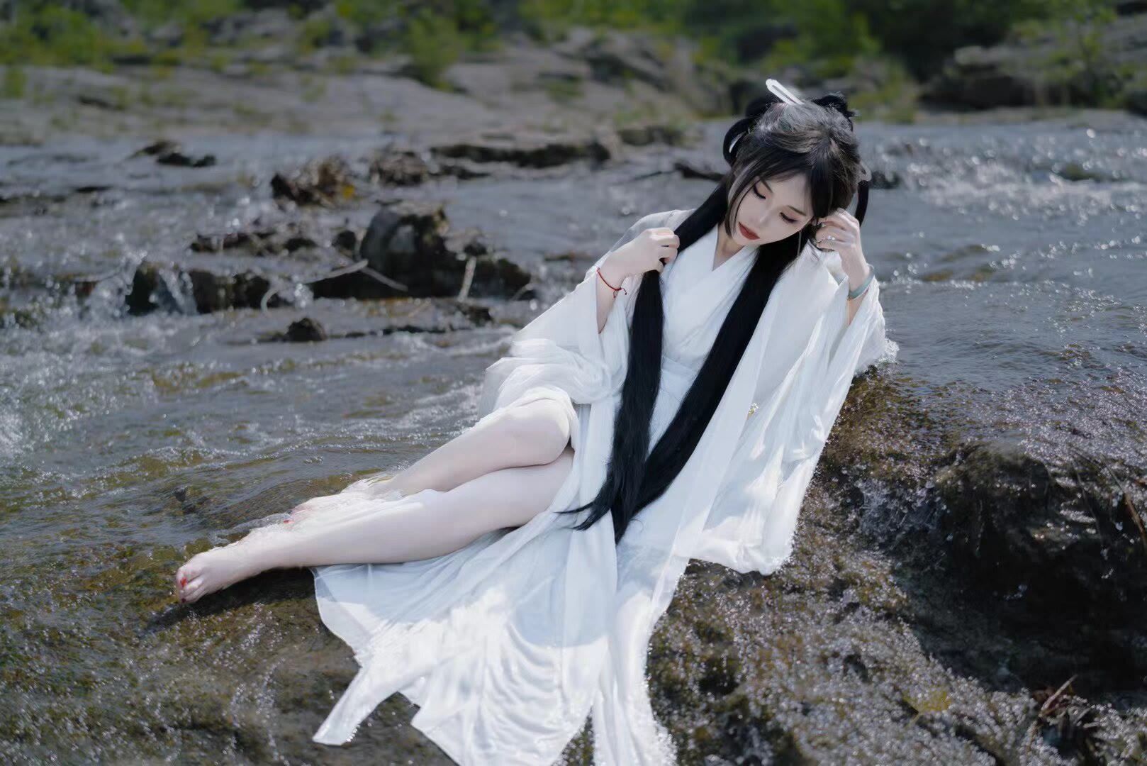 穿着汉服,光着个脚丫子,撑着把纸伞,来到这湖水边