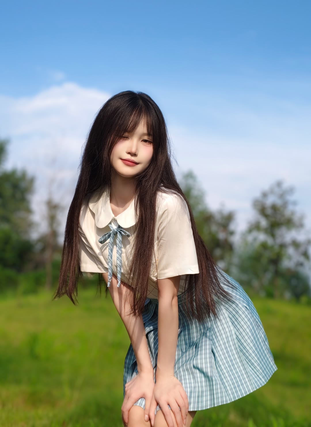 小姐姐穿着 jk,在草地上拍照.阳光正好,微风不燥