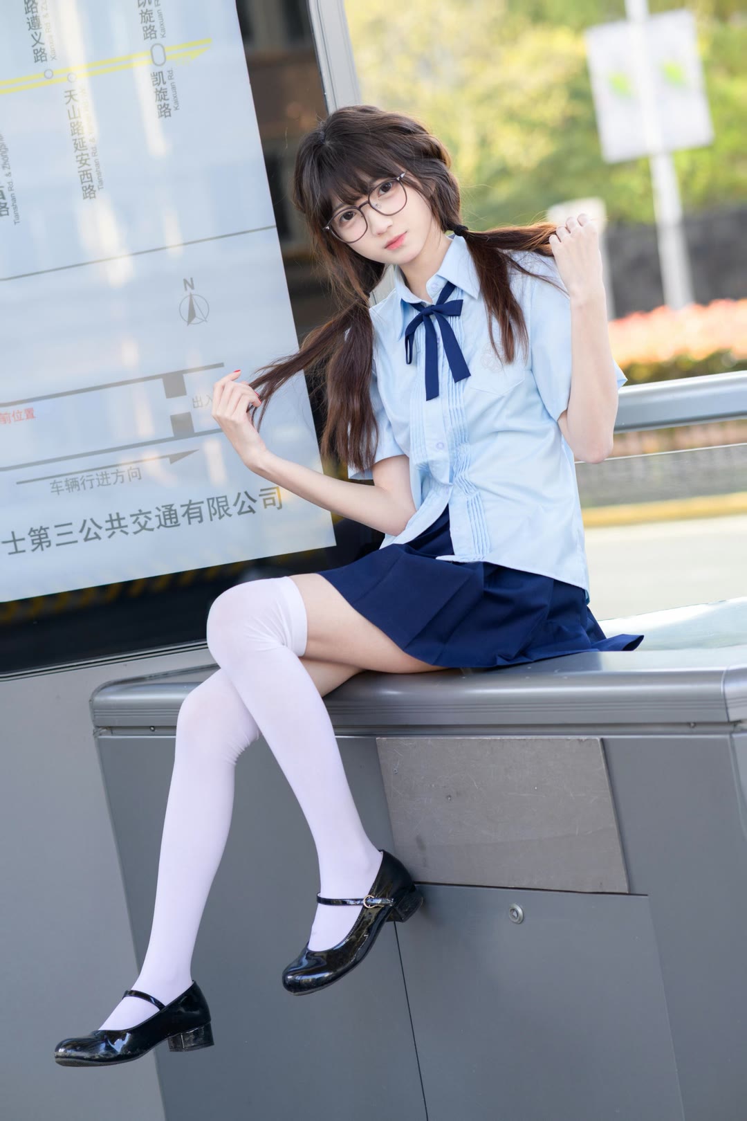 jk 制服,自带一种青春洋溢的属性,搭配一双白丝袜,将腿部线条勾勒得