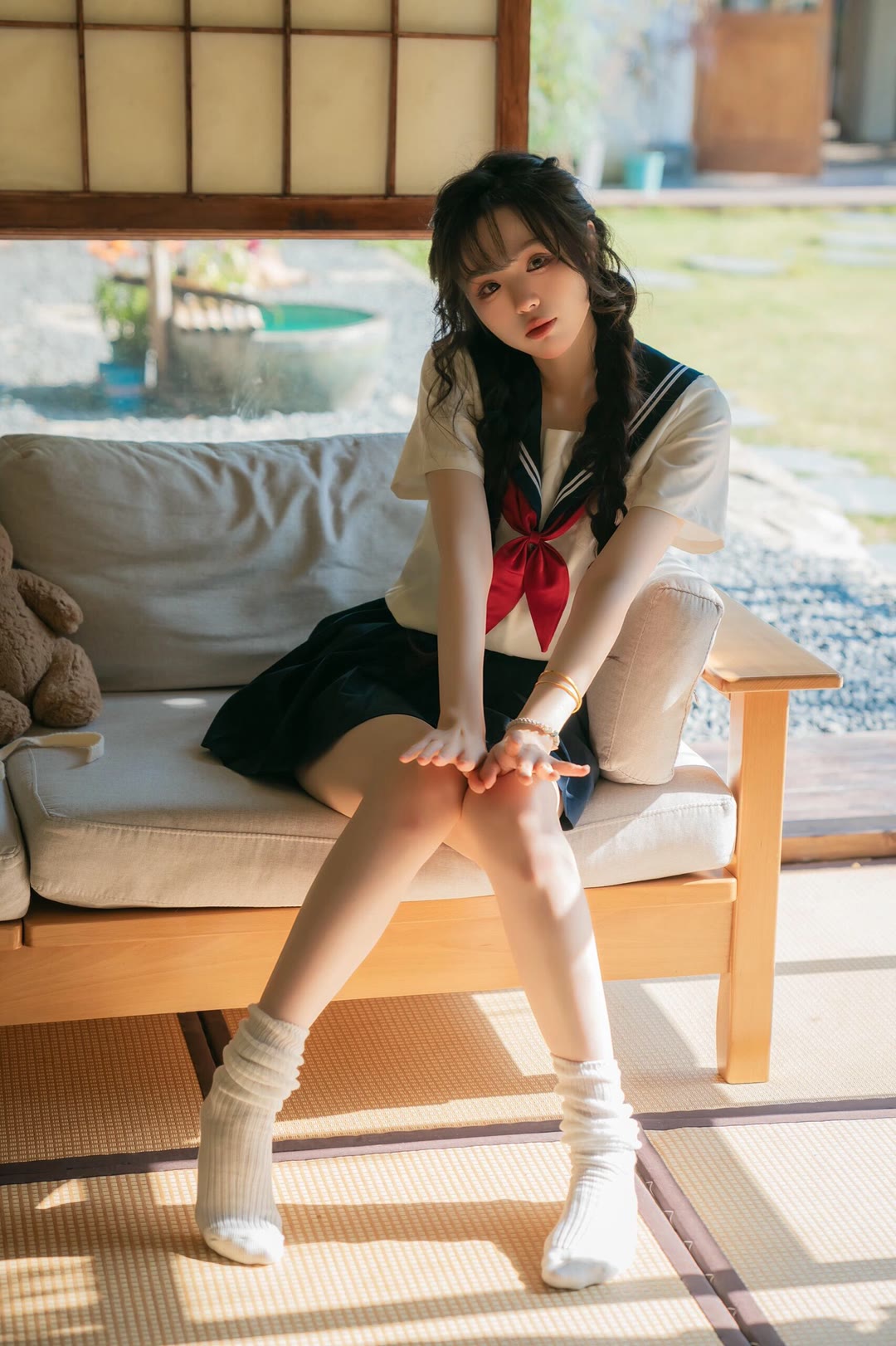 穿上白色的堆堆袜,搭配jk 风校服,来到古风古韵的建筑里,随手一拍都像