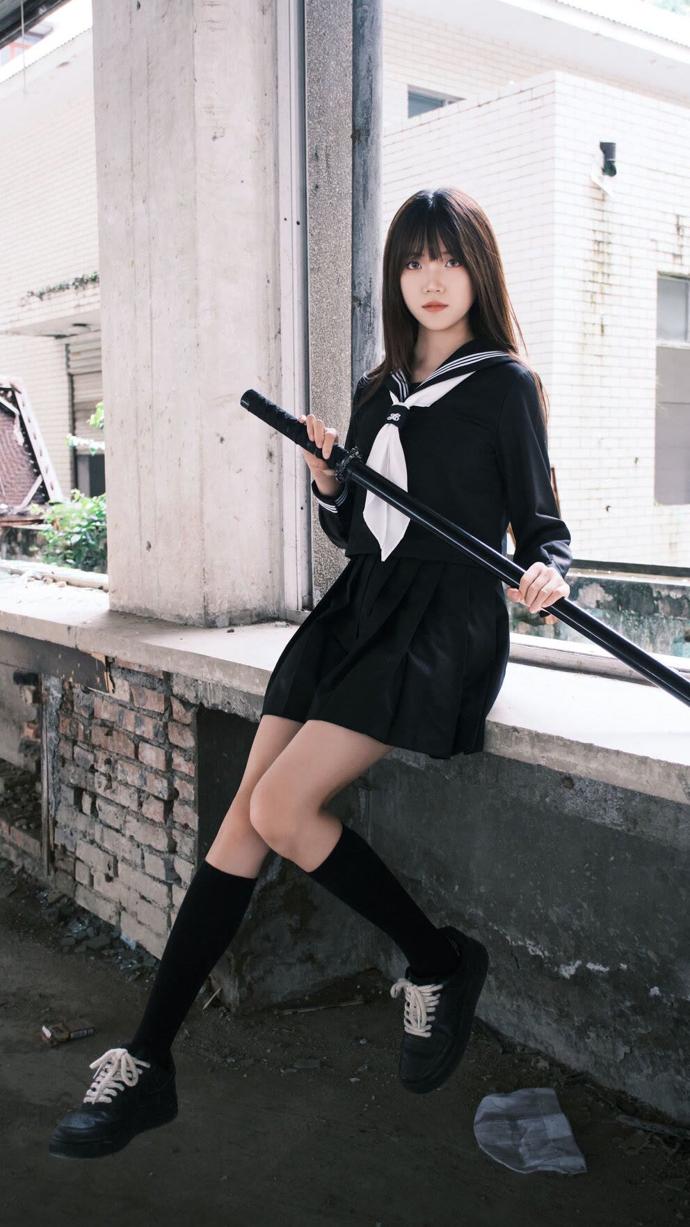 姐这身黑色制服酷毙了,手持武士刀,英姿飒爽!