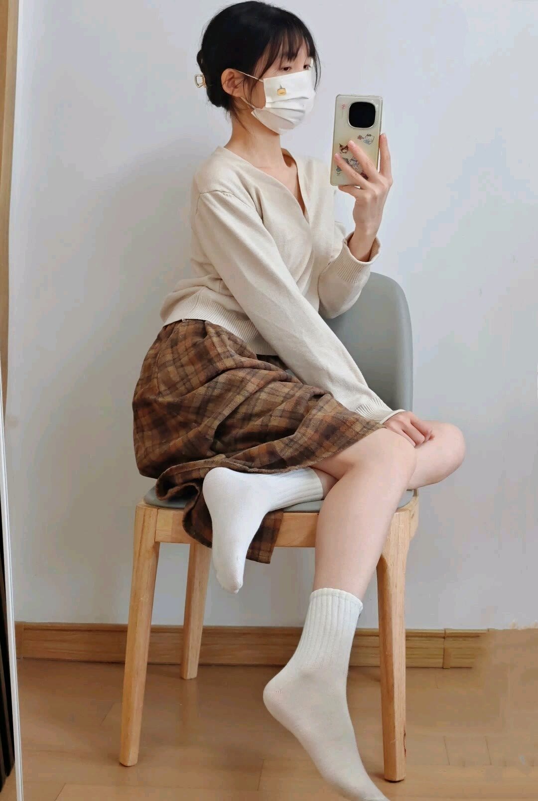 光着个脚丫子,穿着白袜子,再这么搭配上一条复古风棕色的格子裙,不管