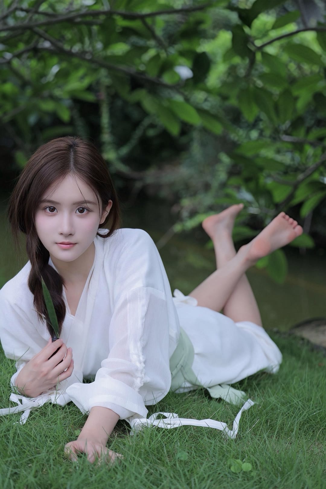 光着我的小脚丫,穿着白色的汉服,在碧绿的池塘边上,画出一副美丽动人