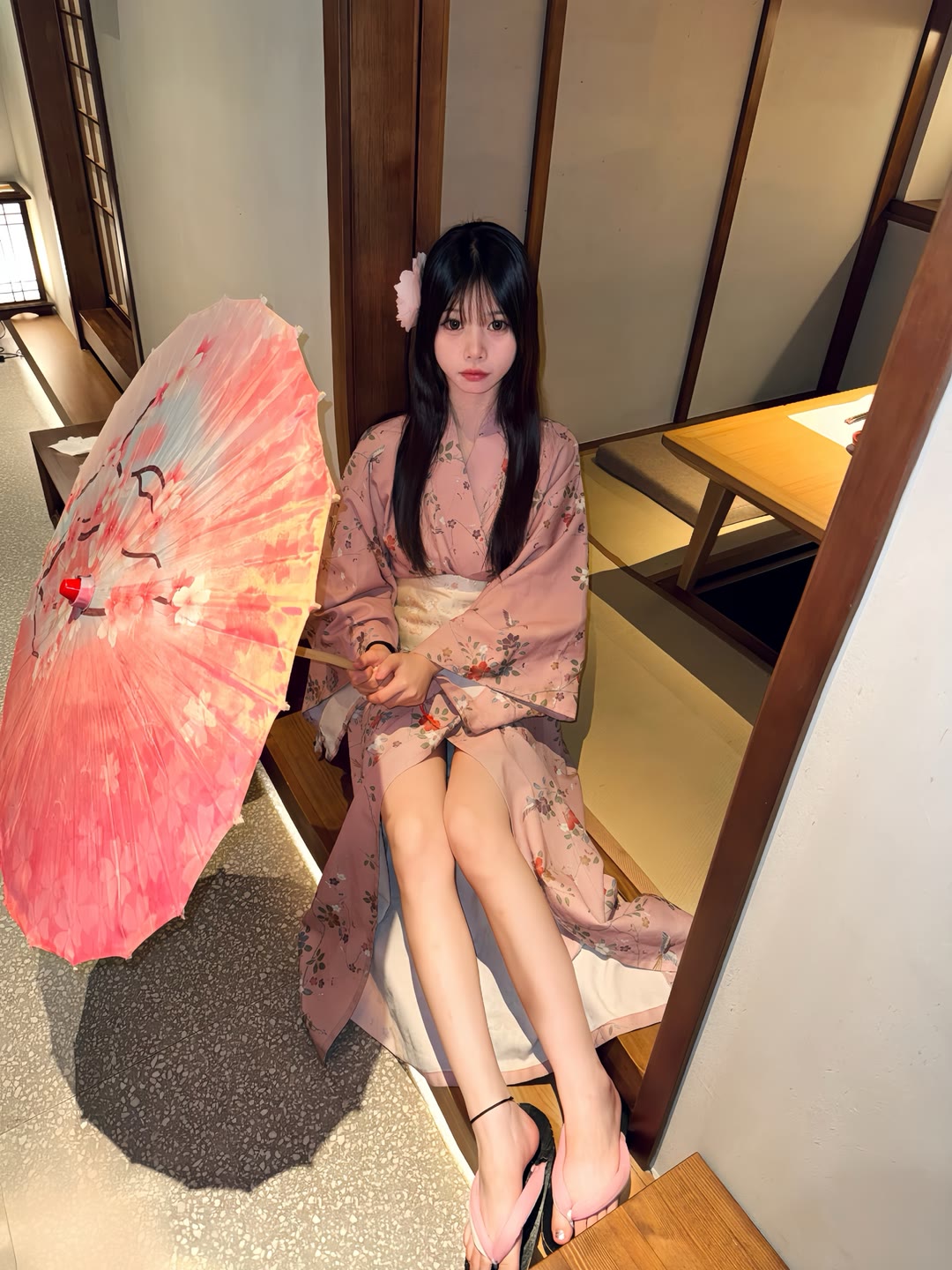 穿着粉色的碎花和服,明明没有高跟鞋却显得腿超长,在这充满古典美的