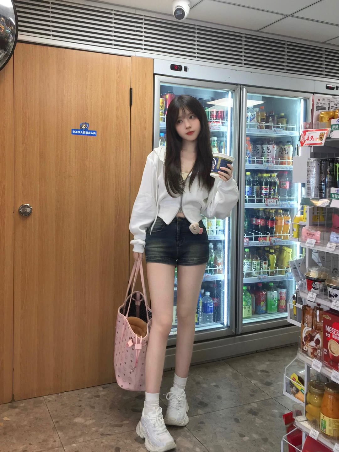 搭配一双白色袜子,瞬间把腿拉长了 10 厘米,简单的白衬衫加牛仔短裤