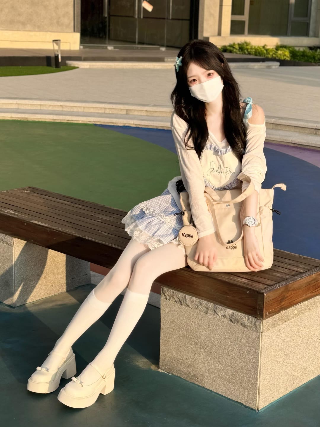 白丝袜搭配厚底鞋,这装扮,时尚又可爱