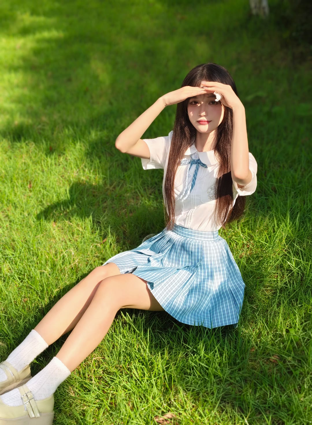 小姐姐穿着 jk,在草地上拍照.阳光正好,微风不燥