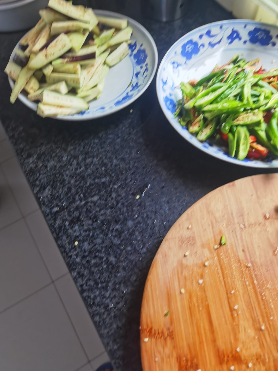 美食 今天的菜着实不易,摘菜被八角丁来了一火,切菜被辣椒辣得火辣辣