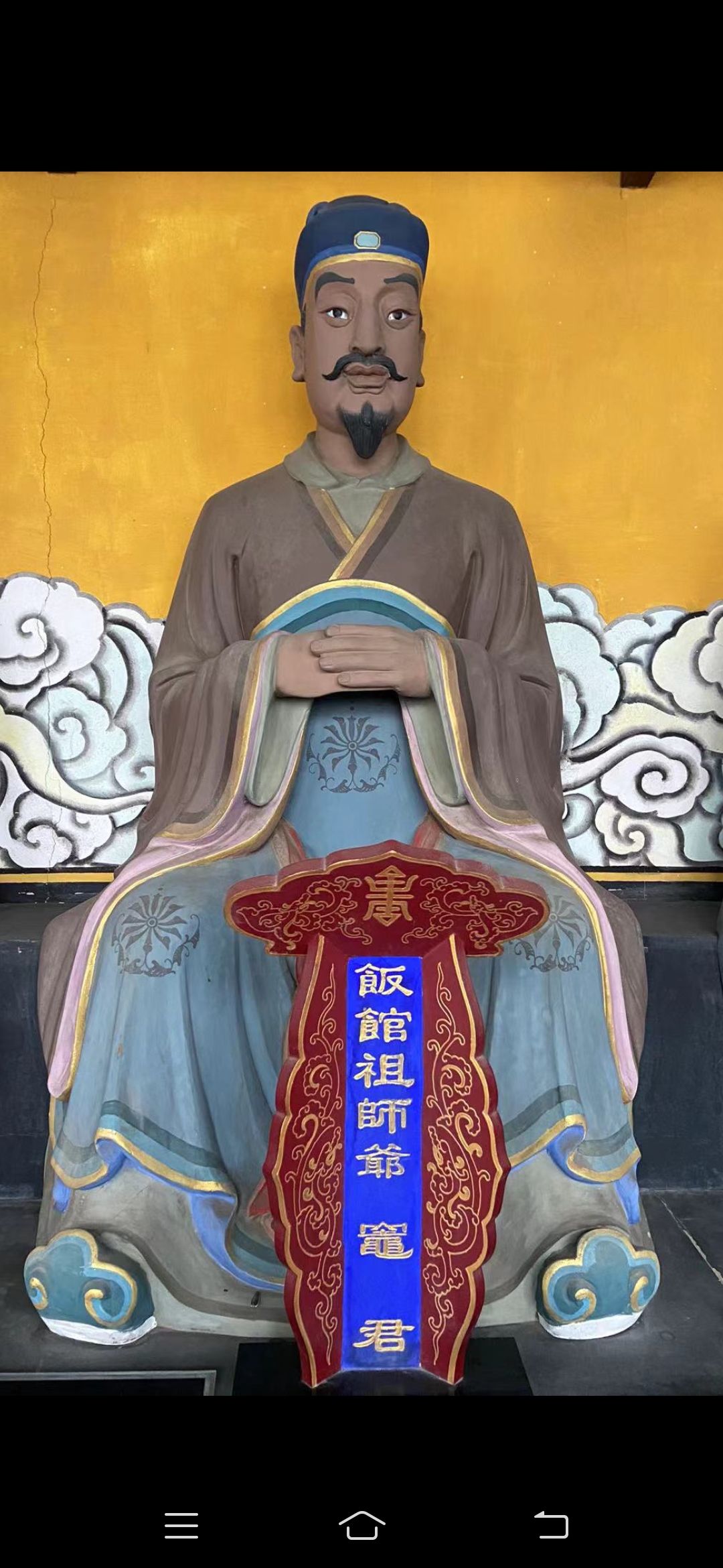 每个角落都有精致的彩绘雕像,仿佛带你进入了一个梦幻的艺术世界