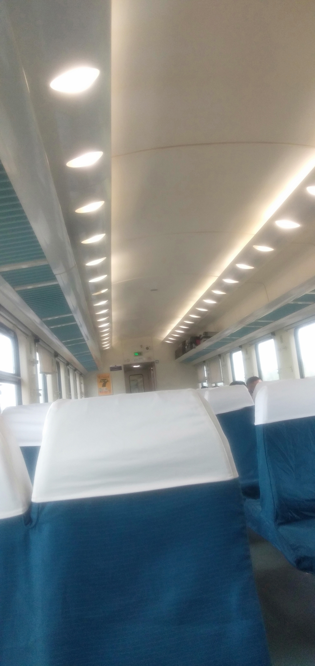 现代火车车厢内部,简直像科幻片里的场景!