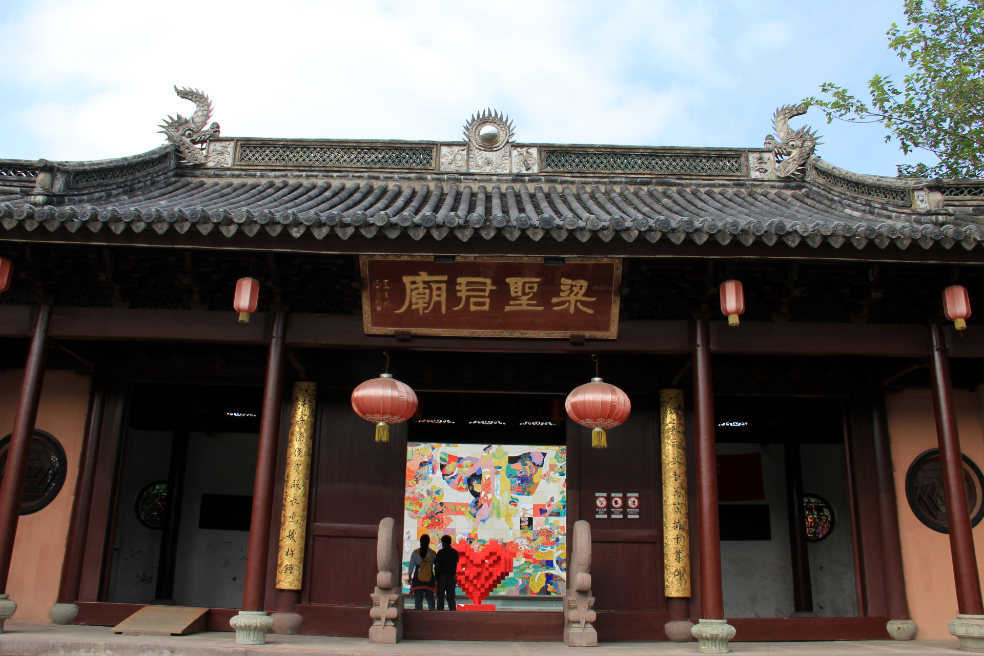 昨天携老伴来到位于姚江岸边的宁波梁祝文化公园游玩.