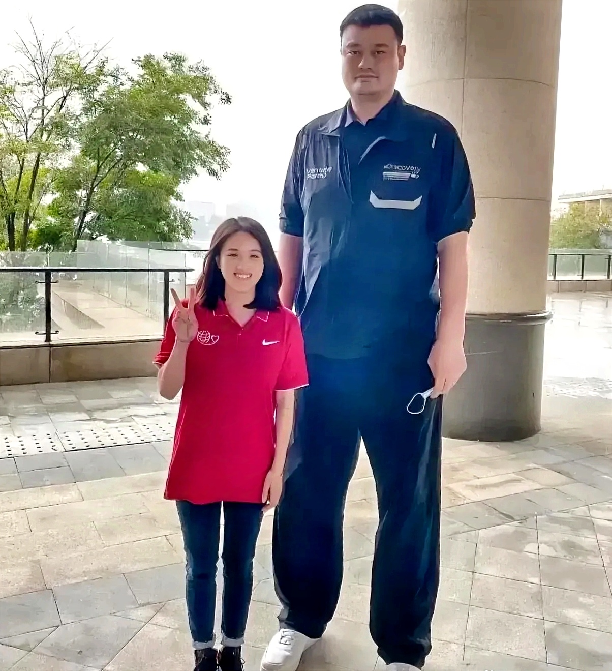 从女性身高看,陈若琳算不错了.