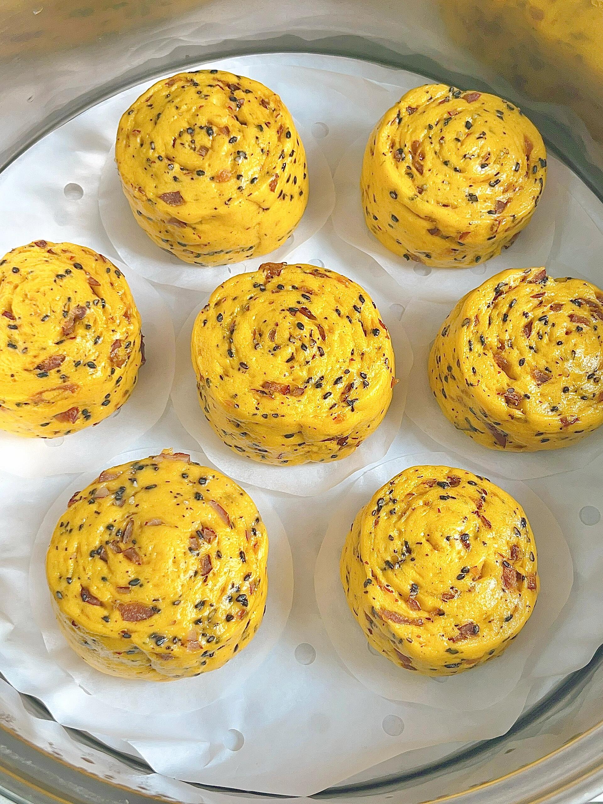 南瓜黑芝麻红枣馒头,蓬松暄软,香甜好吃! 南瓜切块蒸熟捣成泥