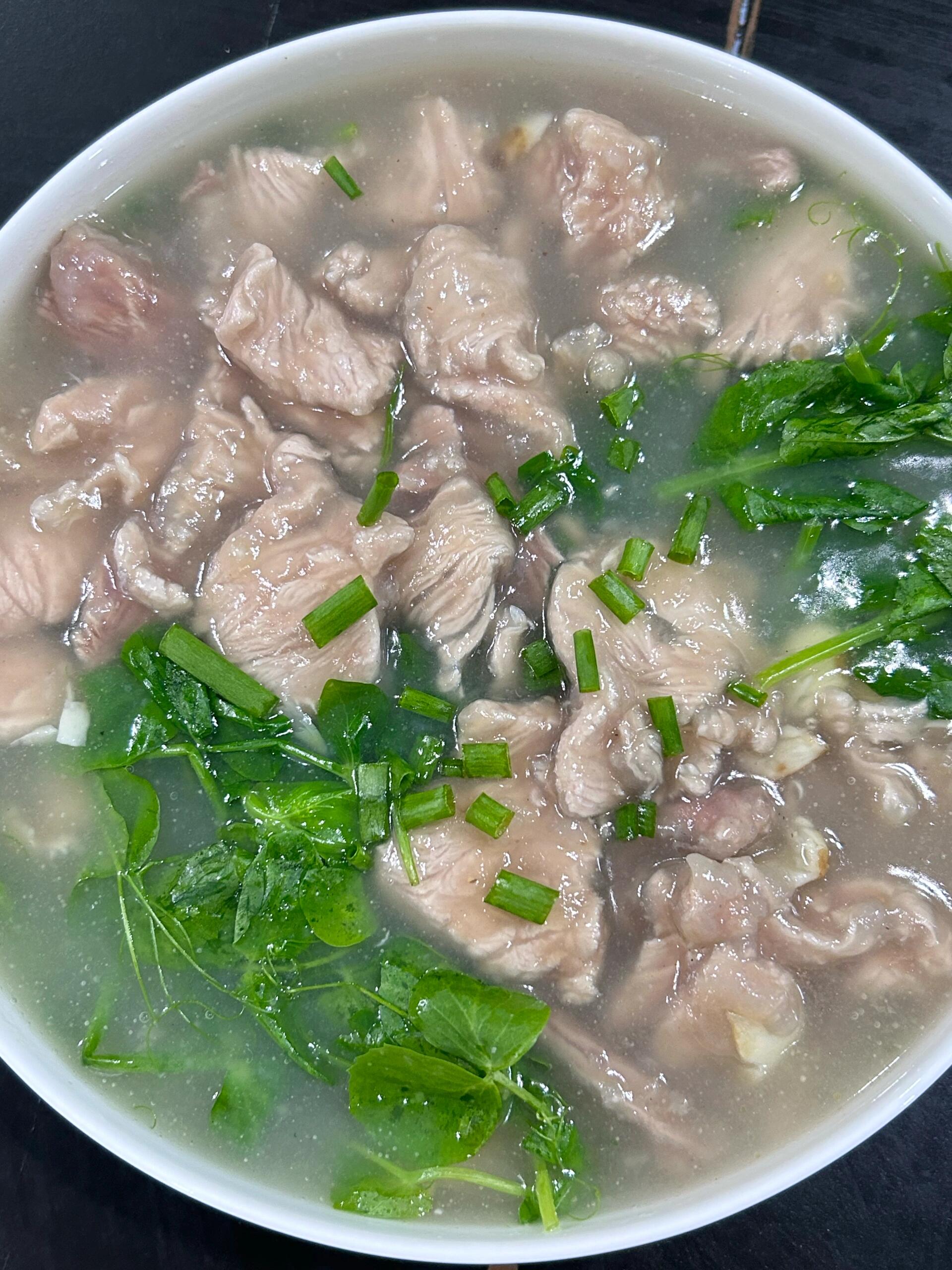 豌豆尖滑肉汤,一口下去鲜掉眉毛,滑肉巨嫩!