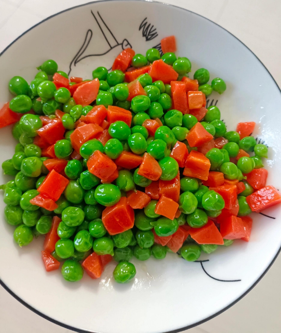 素炒豌豆胡萝卜粒 准备好食材,洗好,起锅烧油,油热就行,因为油太烫放