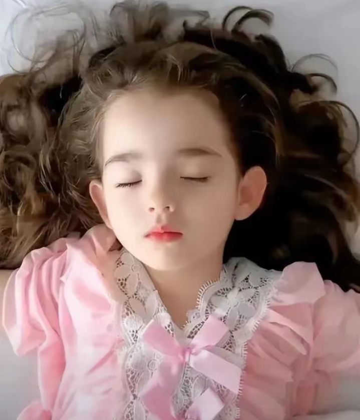 黄允知是个单亲家庭的孩子,一直跟酌韧 小女孩混血大眼睛 中国人4