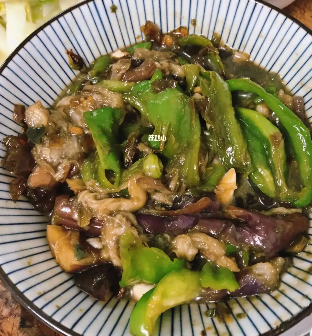 擂椒茄子做法如下:  1.