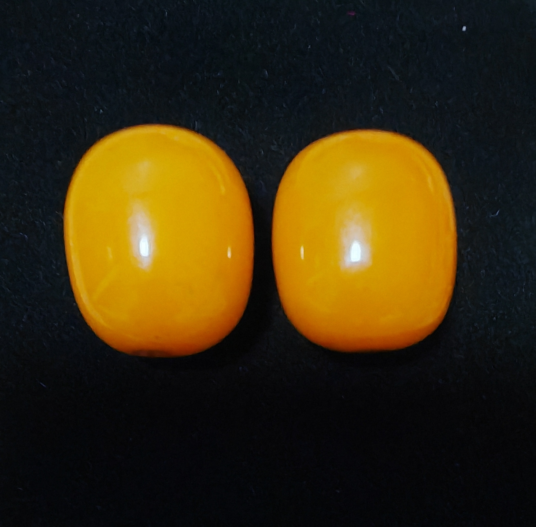 藏传老蜜蜡桶珠一对.