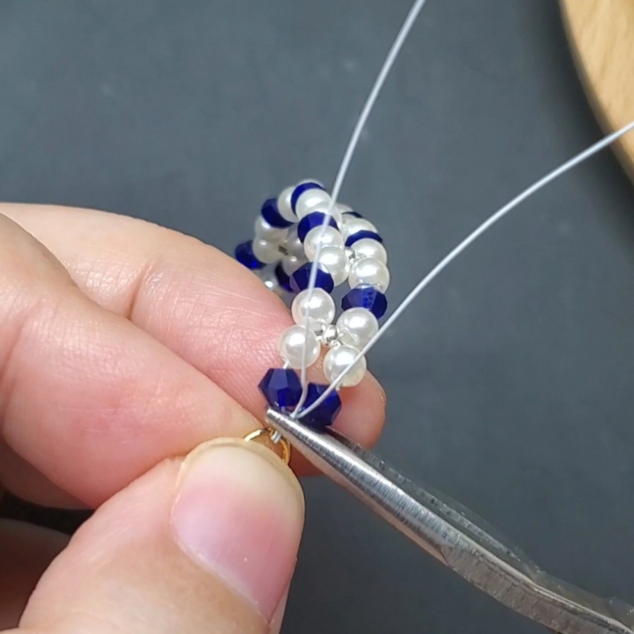 简单串珠手链图解教程,过两天会发视频教程 珍珠跟菱形珠都是4mm,米珠