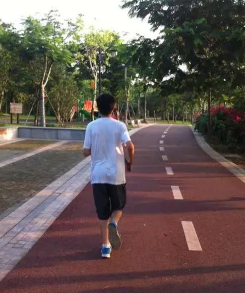 普通大学生晨跑阅读一个人的校园慢跑高清大学生锻炼身体图片晨跑锻炼