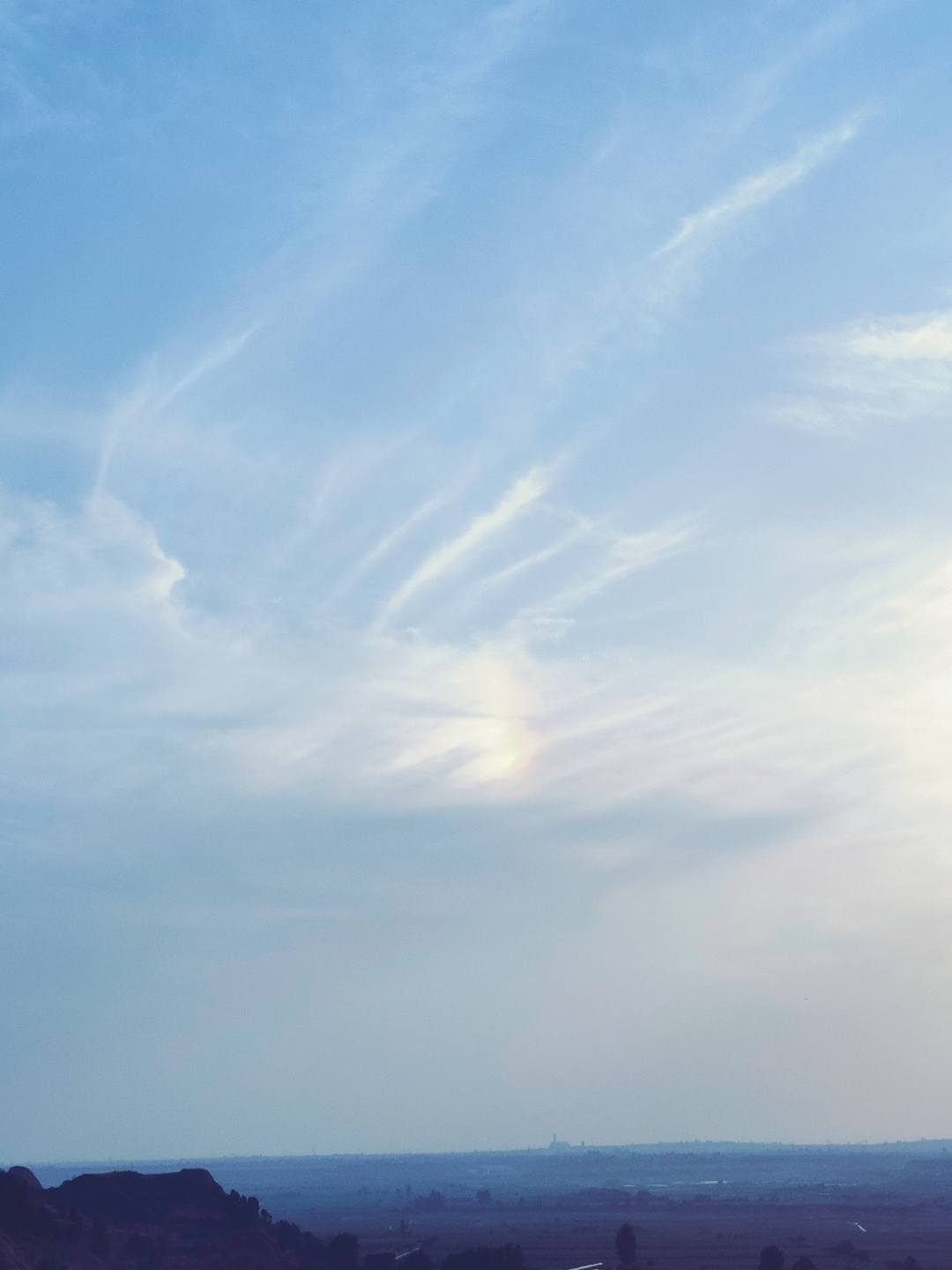 像纱在天际里流连忘返 像雁在长空中追求寻找 那是云霞剪裁的霓裳