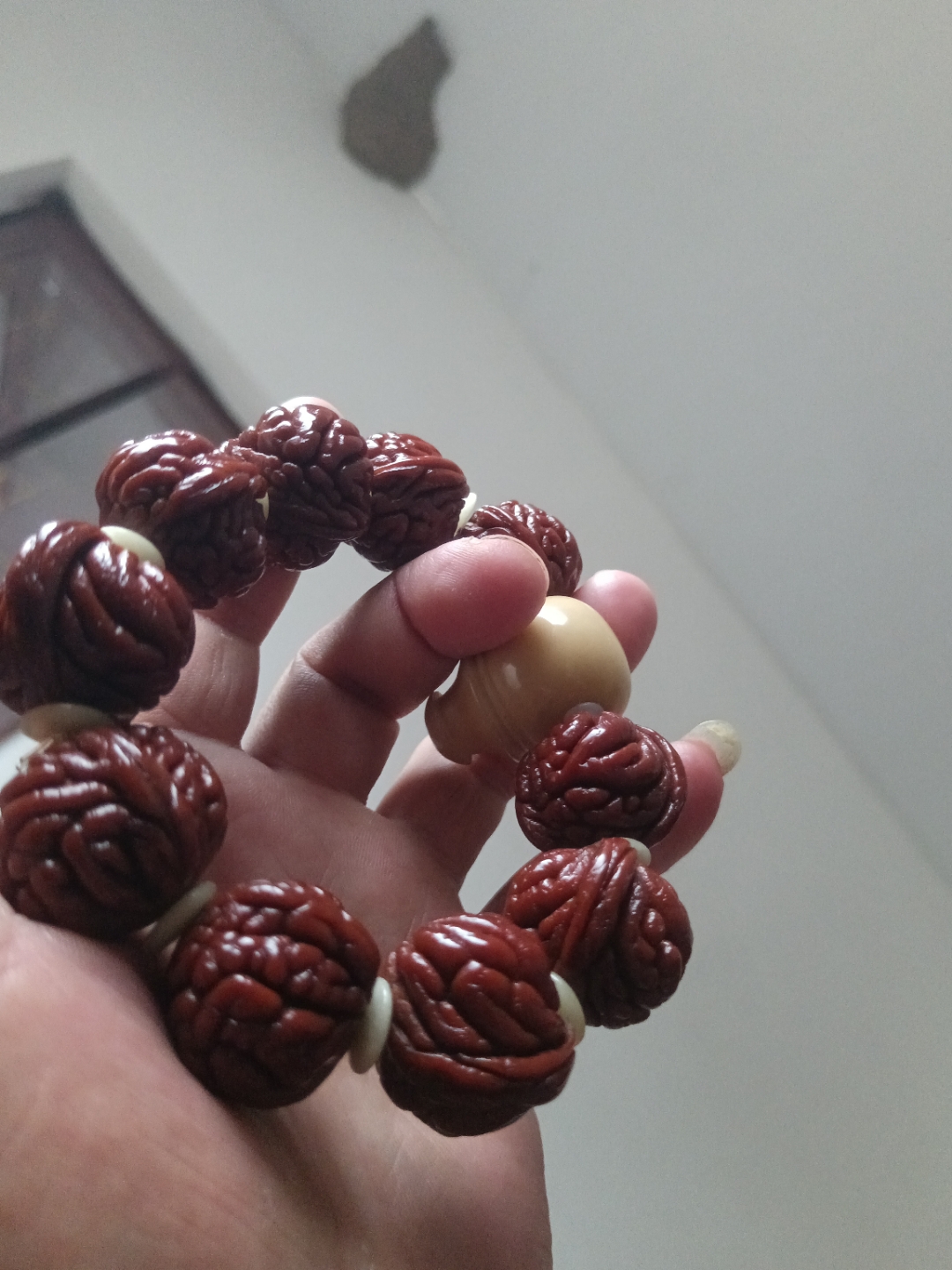 龙纹桃核阴天拍得,阳光下更红.