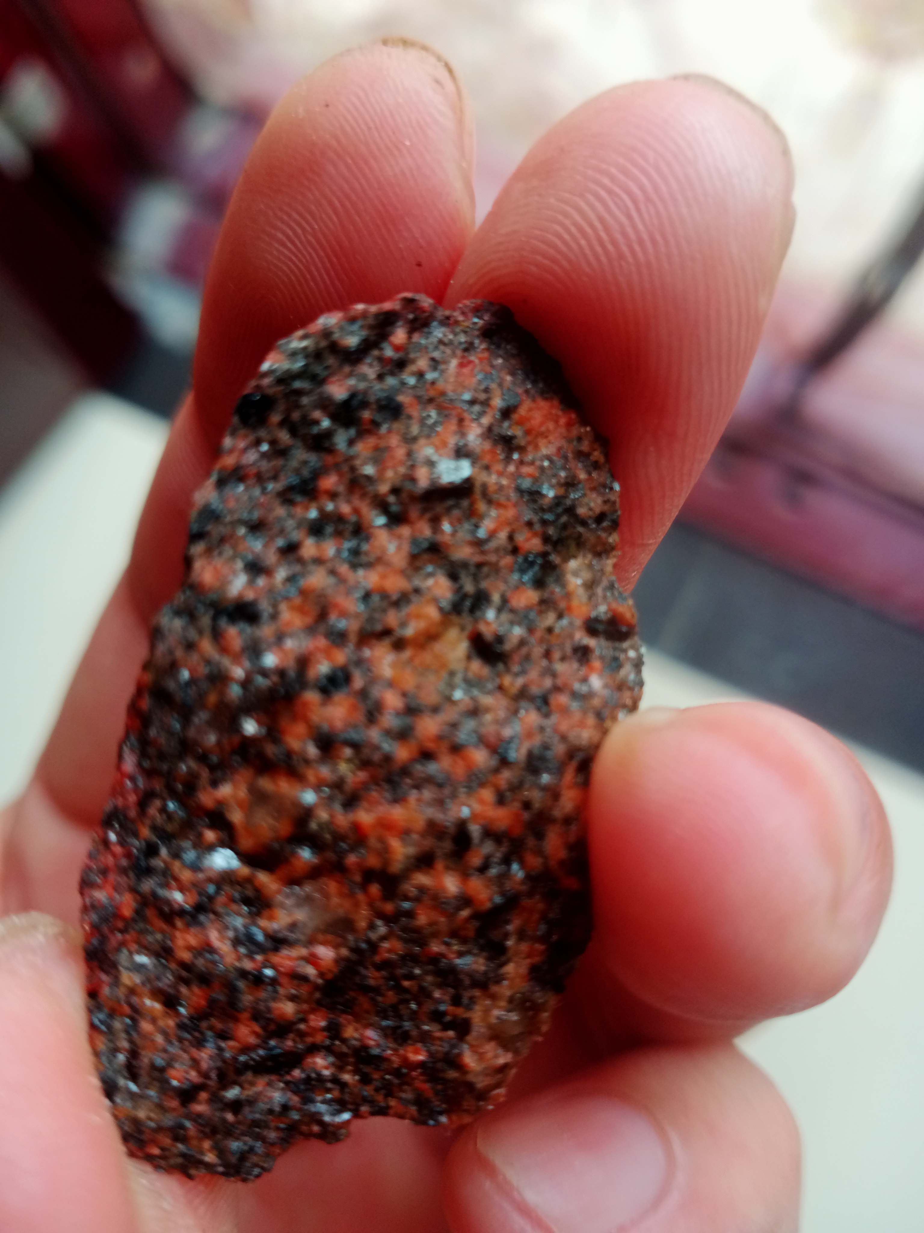 师傅们,这是纳米陨石钻石吗?全颗粒状组成,有点磁,金光闪闪的,棕色