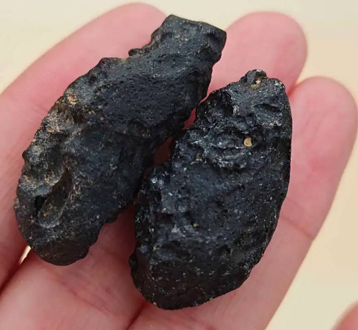 冲击玻璃陨石两颗,品质瑕疵如图31.1-36mm宽12.9-16.3mm数量2个