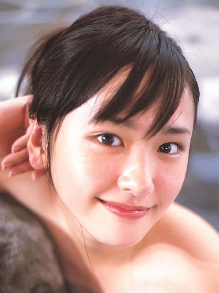 新垣结衣,笑容如阳光般温暖,眼神如湖水般清澈