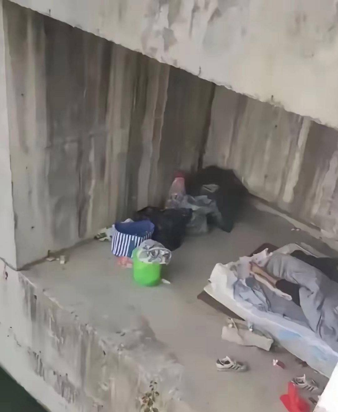 没挣到钱还睡在桥底下,工资是不低,但是房租费贵呀,所以没办法睡桥洞