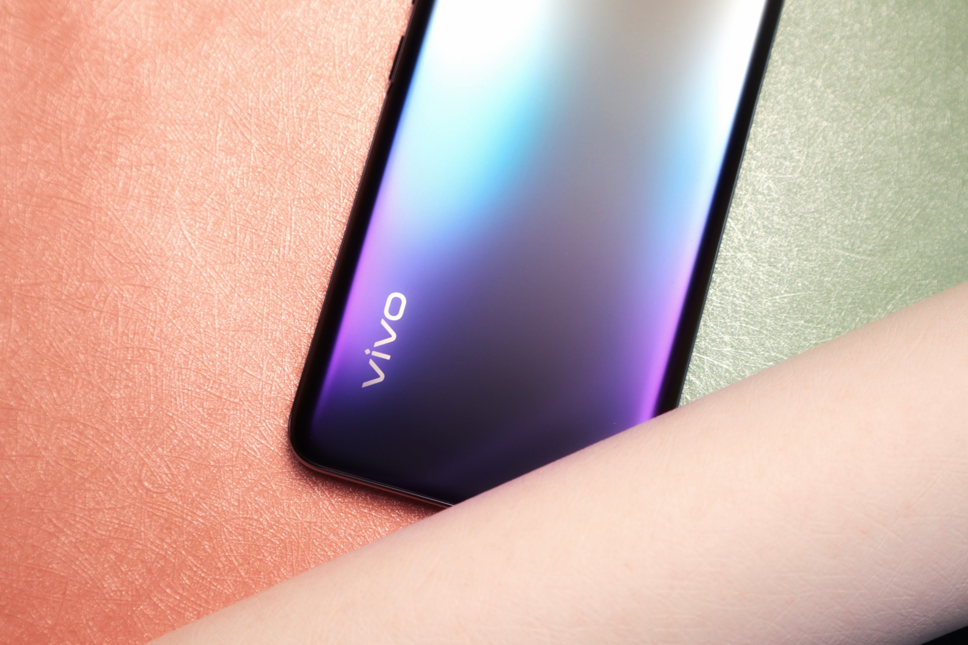 vivo s7e幻砂星海图赏:s系列一直是主打轻薄自拍的机型,一直以来都很