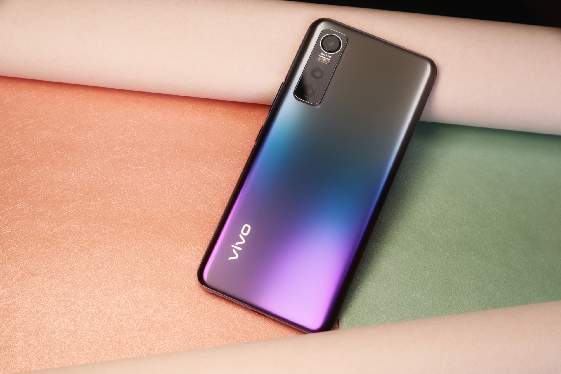 vivo s7e幻砂星海图赏:s系列一直是主打轻薄自拍的机型,一直以来都很