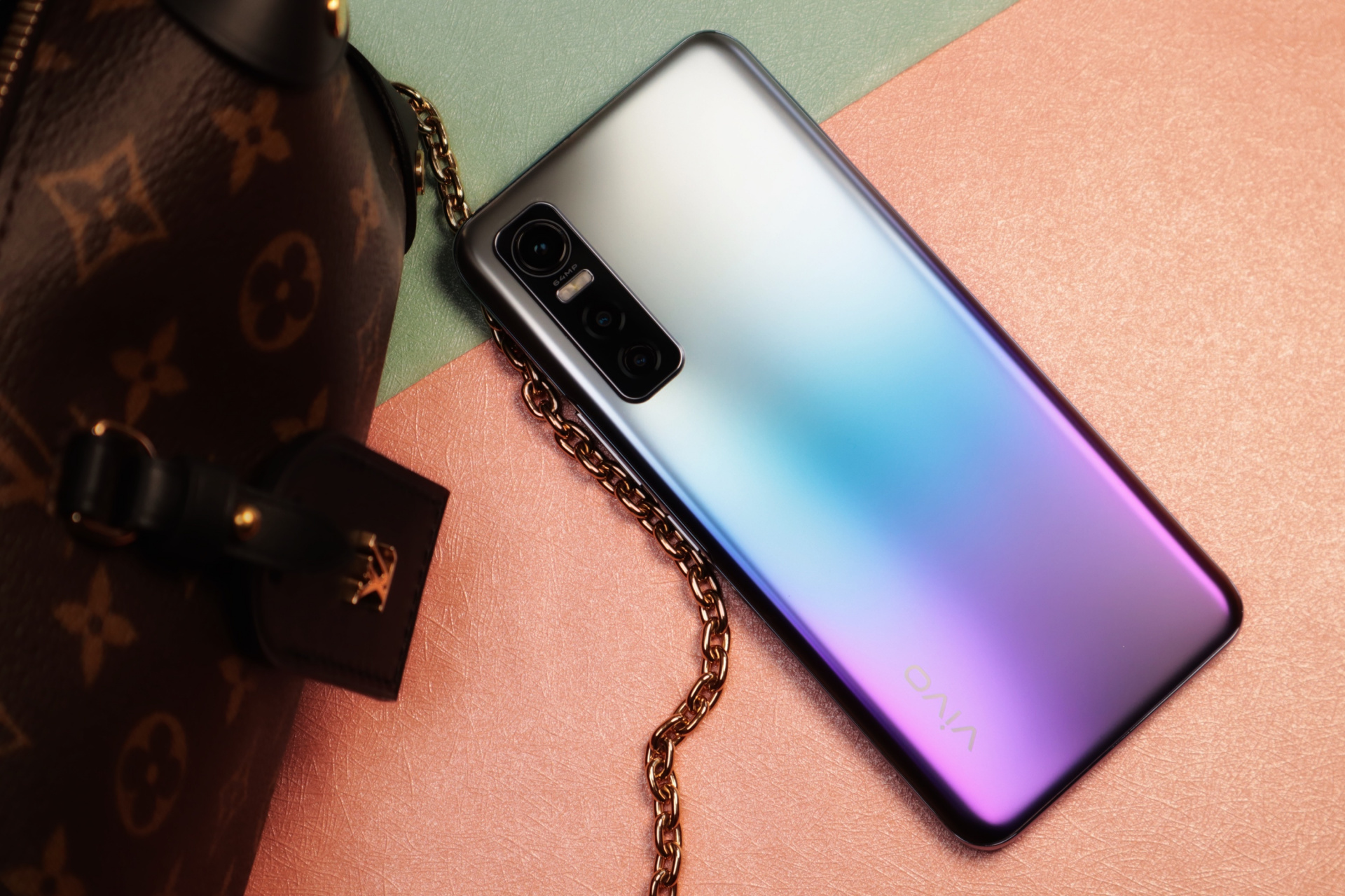 vivo s7e幻砂星海图赏:s系列一直是主打轻薄自拍的机型,一直以来都很