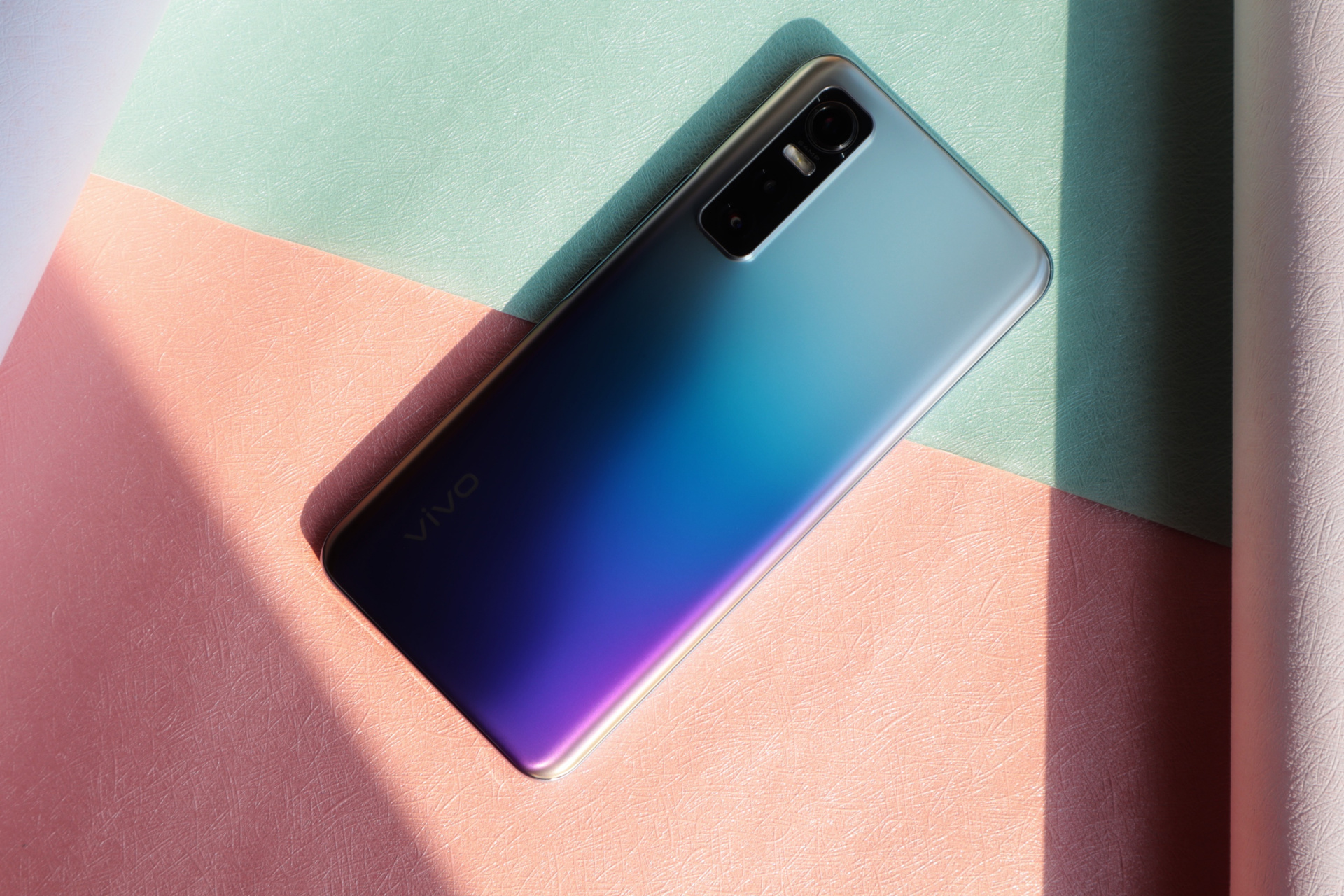 vivo s7e幻砂星海图赏:s系列一直是主打轻薄自拍的机型,一直以来都很