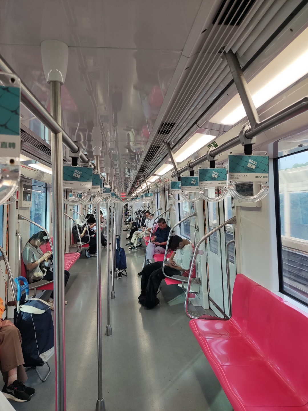 2025年9月12号,星期五,今日早晨七点五分,南京地铁二号线在仙鹤门站与