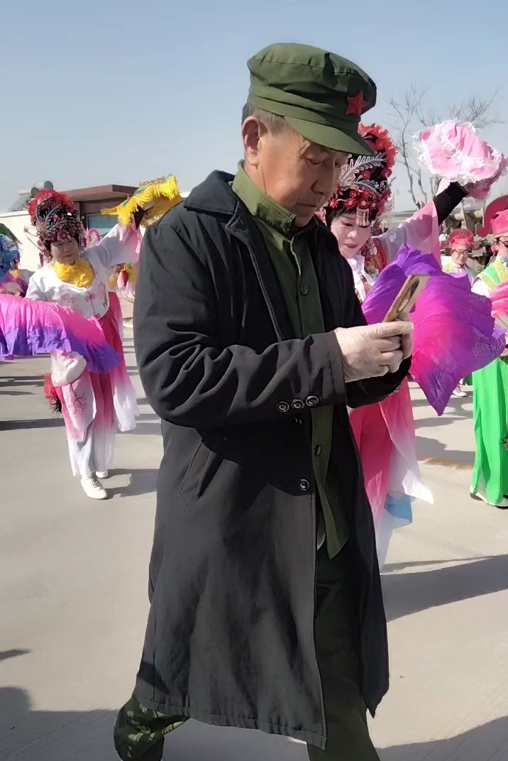在阳光灿烂的日子里,民俗秧歌闪亮登场!