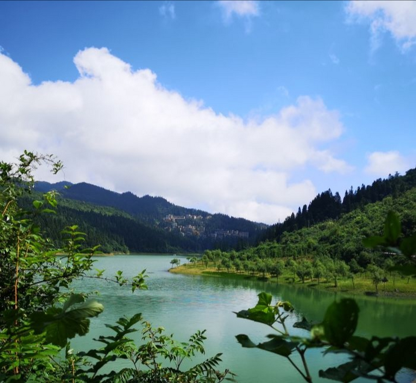 位于重庆武隆仙女山风景区的仙女湖,无疑就是这样一个幽静雅致,别具