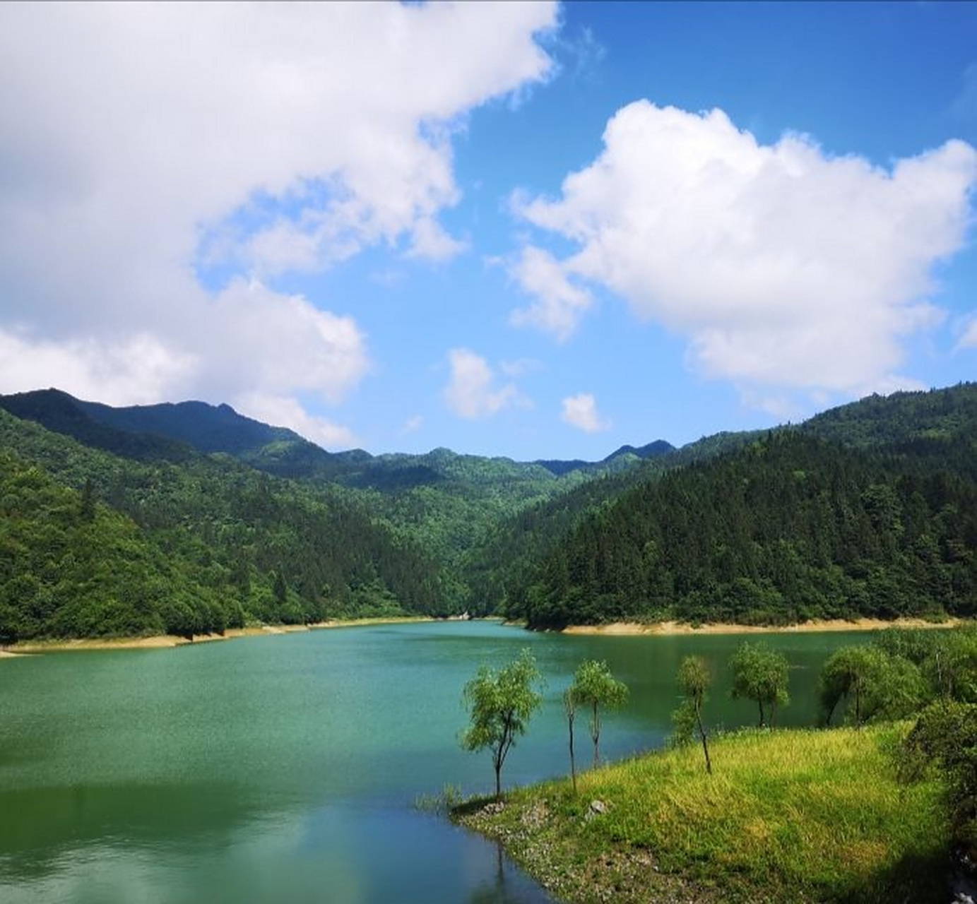 位于重庆武隆仙女山风景区的仙女湖,无疑就是这样一个幽静雅致,别具