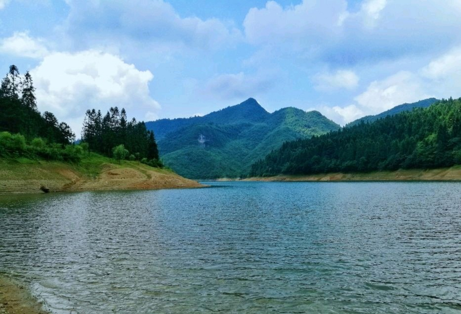 位于重庆武隆仙女山风景区的仙女湖,无疑就是这样一个幽静雅致,别具