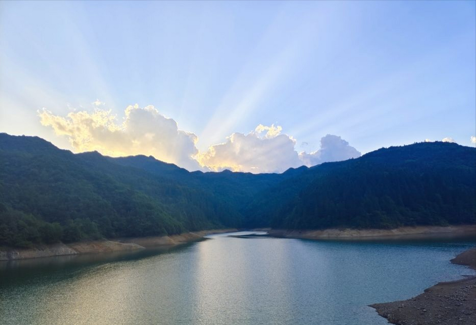 位于重庆武隆仙女山风景区的仙女湖,无疑就是这样一个幽静雅致,别具